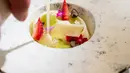 Sebagai penutup, sajian segar cocok untuk dinikmati. Potongan vanilla jelly yang seperti mi menjadi bintang utama yang dilengkapi dengan melon soup, potongan buah dan caramel almond choux. /Foto dok: Park Hyatt Jakarta.
