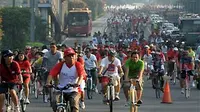 Warga bersepeda di sekitar Bunderan HI, Jakarta. Walaupun bukan Car Free Day mereka tetap menikmati liburan dengan bersepeda di jalan protokol tersebut. (ANTARA)