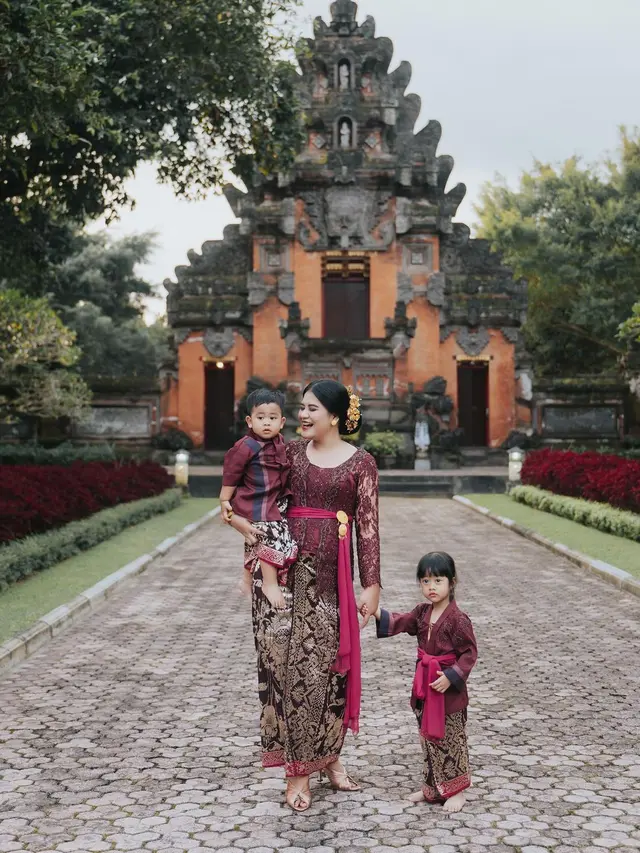 Potret Kahiyang Ayu Ucapkan Selamat Hari Raya Nyepi, Cantik dengan Kebaya Bali Diduplikasi Kedua Buah Hati