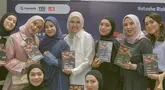 Kini fokus menjadi penulis, Natasha Rizky memiliki penggemar seperti Citra Kirana, Zaskia Adya Mecca, dan Dewi Sandra.  Mereka tampak kompak menghadiri peluncuran buku baru Natasha Rizky.  (Liputan6.com/IG/@natasharizkynew)