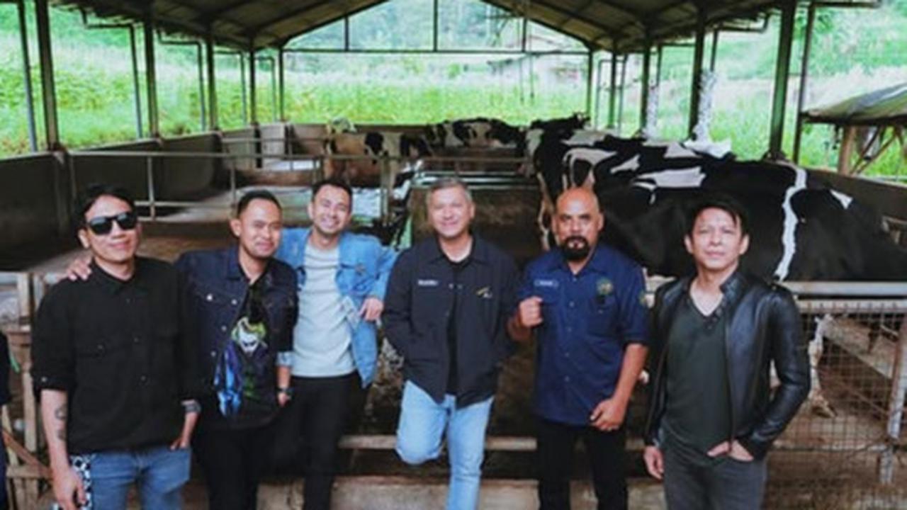 Potret Raffi Ahmad Bareng The Dudas Minus One Kunjungi Sentra Produksi Susu Sapi di Jawa Timur