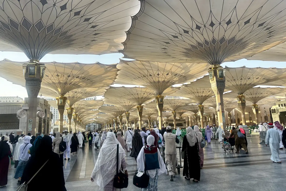 Jemaah haji Indonesia membutuhkan bantuan mobilitas selama berada di kawasan Masjid Nabawi, Madinah, kini dapat memanfaatkan layanan peminjaman kursi roda secara gratis. (Istimewa)