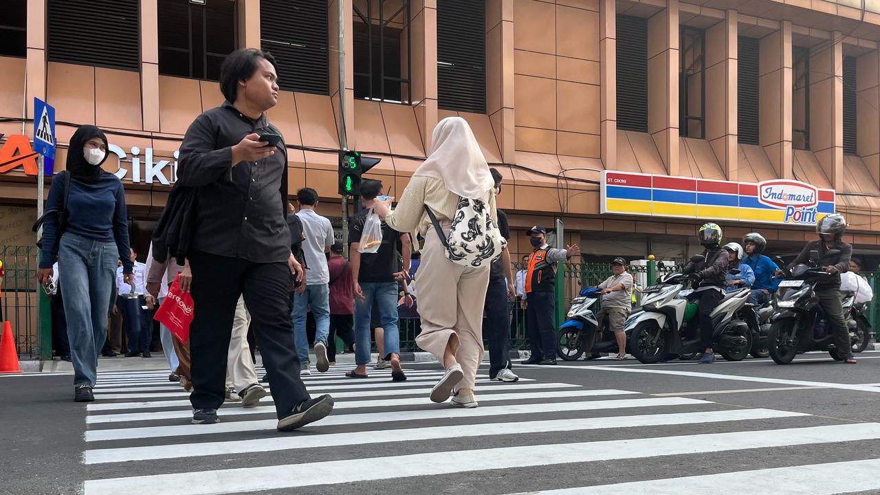 Uji Coba Pelican Crossing Baru di Stasiun Cikini, Warga 'Happy' Tak Lagi Lompat Pagar