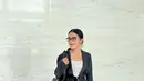 Tampil monokrom, Prilly terlihat stylish sebagai budak korporat dengan jaket kulit dan rok hitam. Paduan tas dan heels-nya bikin terlihat fashionable [@prillylatuconsina96]