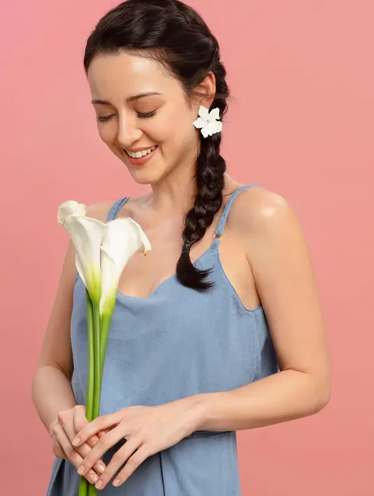 Berdarah Prancis-Tionghoa dan Minahasa, Julie Estelle punya pesona tersendiri. Dalam pemotretan ini ia tampil memakui dengan makeup flawless. Busana dan background berwarna pastel ini membuatnya makin bersinar. (Liputan6.com/IG/@julstelle)