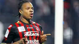 Selebrasi gol ala striker Nice, Loic Remy di laga lanjutan Ligue 1 melawan Toulouse di Ray Stadium, Nice, 22 November 2009. Nice unggul 1-0. AFP PHOTO VALERY HACHE 
