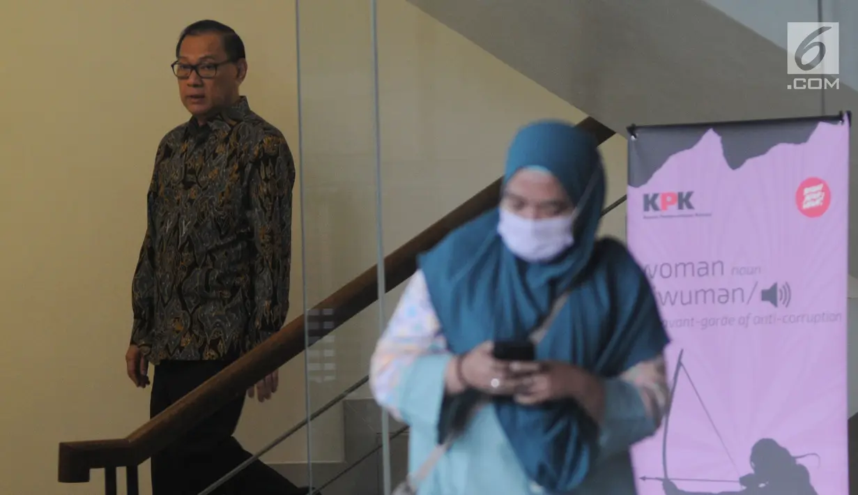 Mantan Menteri Keuangan Agus Martowardojo (kiri) seusai menjalani pemeriksaan di Gedung KPK, Jakarta, Jumat (17/5/2019). Agus Martowardojo memenuhi panggilan KPK sebagai saksi kasus dugaan korupsi proyek e-KTP untuk tersangka anggota DPR Fraksi Golkar Markus Nari. (merdeka.com/Dwi Narwoko)