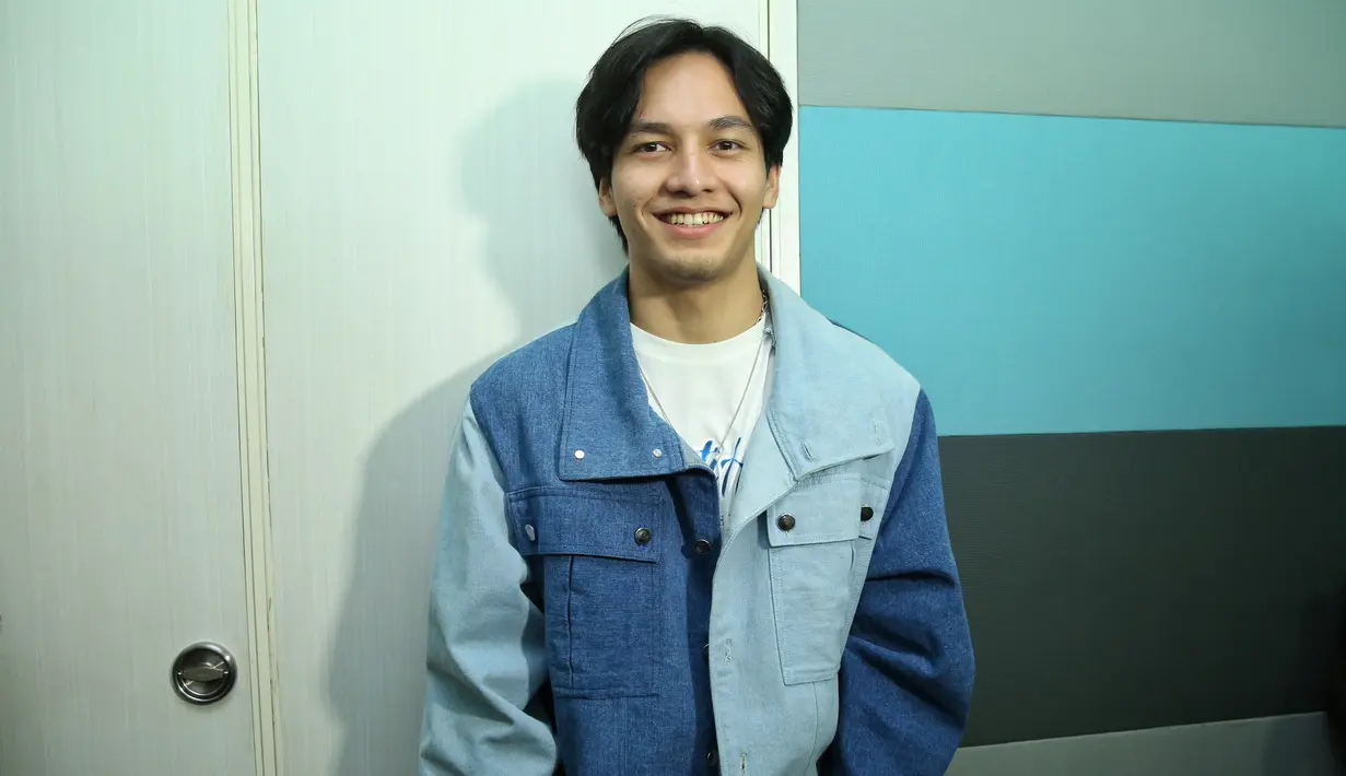 Jefri Nichol Part2 - Preskon film Seperti Hujan yang Jatuh ke Bumi - Senayan City, (13/3/2020). (Adrian Putra/Fimela.com)