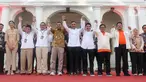 Tiga pasang cagub-cawagub mengangkat tangan bersama seusai Deklarasi Kampanye Damai untuk Pemilihan Gubernur (Pilgub) Jakarta 2024 di kawasan Kota Tua, Jakarta, Selasa (24/9/2024). (Liputan6.com/Herman Zakharia)