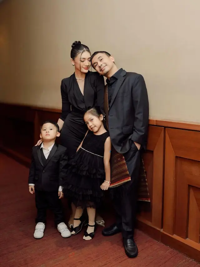 6 Gaya Anissa Aziza Support Film Sang Suami Raditya Dika, Kompak Tampil Serba Hitam dengan Dua Buah Hatinya