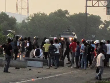 Citizen6, Cikarang: Aksi buruh MM2100 memblokade jalur tol Cikarang Utama berlangsung hingga sore hari. (Pengirim: Agus Sungkawa)