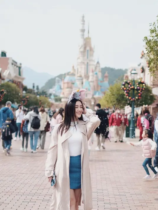 Mini skirt dipadukan dengan long coat jadi pilihan Ranty Maria saat liburan di Hong Kong.[@rantymaria]