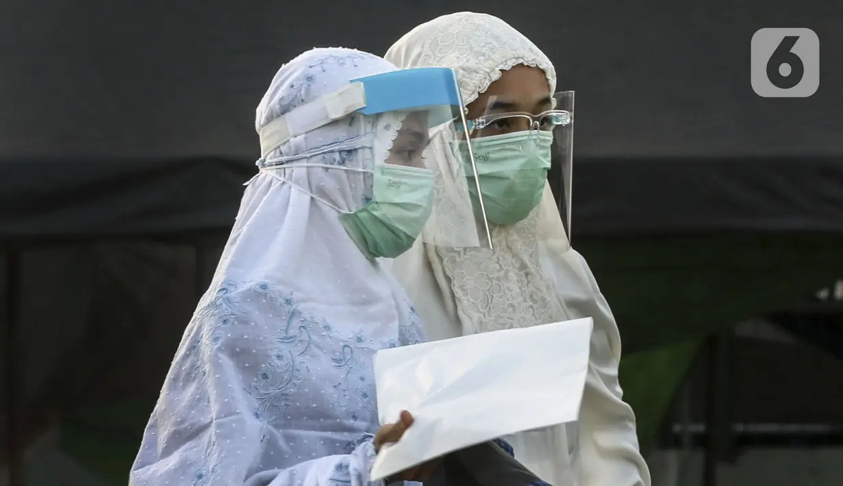 Jemaah usai melaksanakan salat Idul Adha 1441 H di Masjid Al-Azhar, Jakarta, Jumat (31/7/2020). Pelaksanaan salat Id dilakukan secara berjemaah di masjid atau lapangan dengan menerapkan protokol kesehatan, seperti mengenakan masker dan menjaga jarak. (Liputan6.com/Johan Tallo)