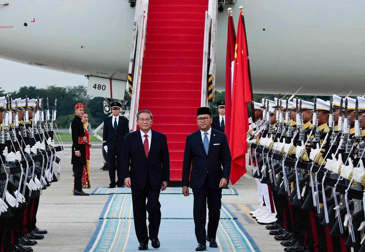 FOTO: Menteri Investasi Rosan Menyambut Kedatangan PM China Li Qiang