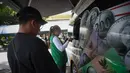 Untuk mengantisipasi hal tersebut, Bank Indonesia (BI) menyediakan layanan kas keliling untuk penukaran uang Rupiah pecahan baru maupun layak edar. Tampak dalam foto, warga antre untuk menukarkan uang di pelayanan mobil kas keliling Bank Indonesia di Stasiun Gambir, Jakarta, Senin (16/3/2026). (Kapanlagi.com/Budy Santoso)