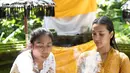 Aktris Anya Geraldine saat menjalani tradisi Melukat di Bali. Anya yampil anggun bak wanita Bali dengan kebaya berwarna mustard dan kain batik, serta kelopak bunga di telinganya. (Instagram/anyageraldine)