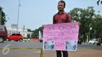 Susanto (28) melakukan aksi jual ginjal di depan Istana Merdeka, Jakarta, Jumat (20/11). Dalam aksinya, bapak muda itu meminta Presiden Jokowi membeli ginjalnya guna membiayai operasi transplantasi hati sang anak. (Liputan6.com/Gempur M Surya)