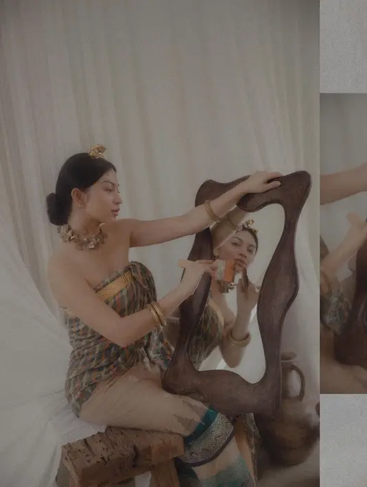 Melengkapi penampilannya, Ariel Tatum mengenakan beberapa aksesori khas Bali [instagram/anaditya_]