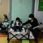 Anak-anak menerima infus di rumah sakit anak-anak di Beijing pada 23 November 2023. Organisasi Kesehatan Dunia (WHO) telah meminta lebih banyak data kepada China mengenai penyakit pernapasan yang menyebar di bagian utara negara tersebut. (Jade Gao / AFP)