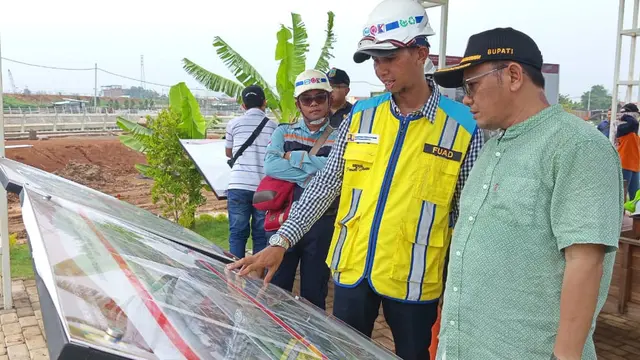 Perwakilan pihak BBWS Pemali Juwana, Fuad memaparkan progress pembangunan kolam retensi yang menyedot anggaran ratusan miliar. (Liputan6.com/Arief Pramono)