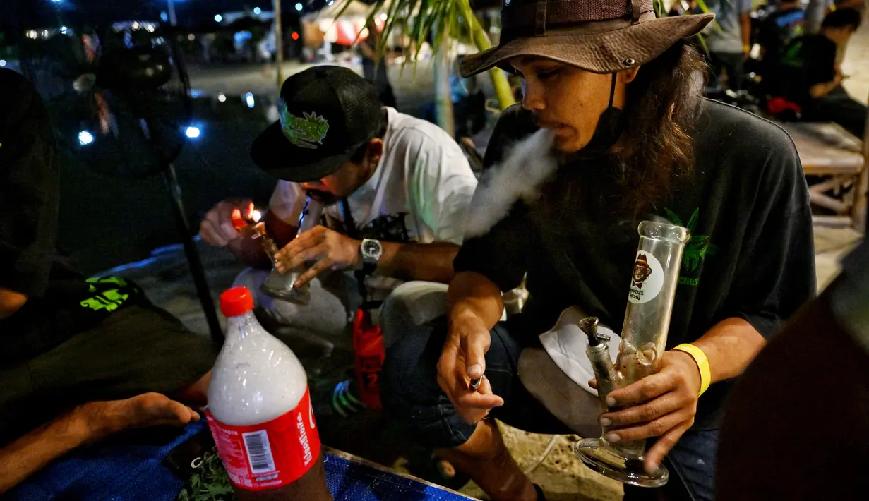 <p>Orang-orang merayakan legalisasi ganja di "Thailand: 420 Legalaew!" festival akhir pekan yang diselenggarakan oleh Highland di provinsi Nakhon Pathom pada 11 Juni 2022. (AFP/Lillian Suwanrumpha)</p>