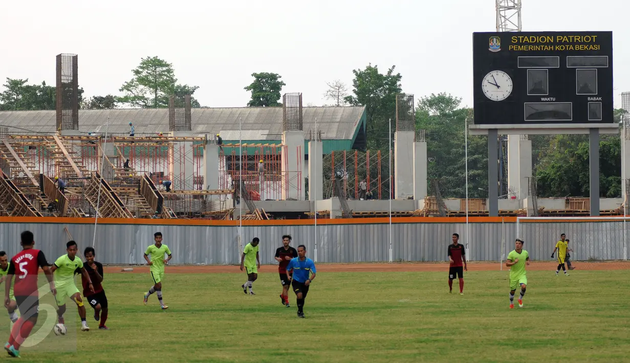 Sebuah laga uji coba antara Persipasi Bandung Raya (PBR) melawan Bekasi Putra digelar di Stadion Patriot, Bekasi, Selasa (25/8/2015). Stadion Patriot berdiri di atas lahan seluas 9,1 hektare . (Liputan6.com/Helmi Fithriansyah)