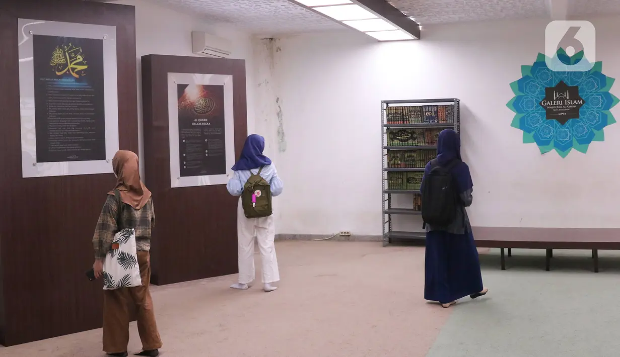 <p>Pengunjung melihat sejumlah informasi tentang dunia Islam yang ada di galeri Islam masjid Al-Azhom, Tangerang, Banten, Jumat (22/4/2022). Banyak warga mengisi waktu senggang mengunjungi galeri tersebut untuk memperkaya wawasan tentang sejarah Islam saat Ramadhan. (Liputan6.com/Angga Yuniar)</p>