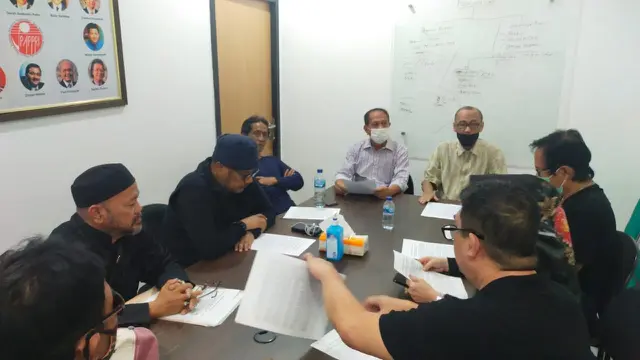 Aksi demonstrasi yang dilakukan para pencipta lagu di depan kantor KCI, Jakarta
