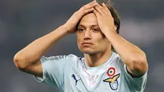 Reaksi kekecewaan striker Lazio, Mauro Matias Zarate di laga derby Roma melawan AS Roma di Olimpic Stadium, 6 Desember 2009. Lazio kalah 0-1. AFP PHOTO / ANDREAS SOLARO 