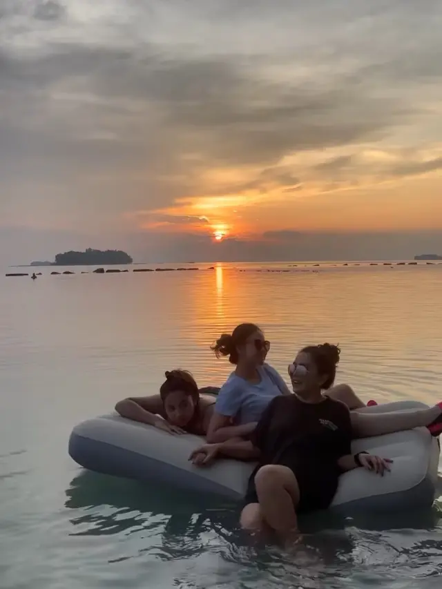 Mayangsari Liburan di Pulau Pribadi