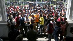 Akibat unjuk rasa ini penumpang angkot di Bogor pun terlantar. (merdeka.com/Arie Basuki)