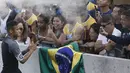 Neymar saat melakukan selebrasi bersama fans pada laga sepak bola mini yang merupakan bagian dari  Neymar Junior Institute project di  Praia Grande, Sao Paulo, Brasil, (9/7/2016). (AFP/Miguel Schincariol)
