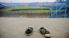 Sepasang sepatu terlihat di tribun Stadion Kanjuruhan setelah tragedi kerusuhan pada pertandingan sepak bola antara Arema Vs Persebaya di Malang, Jawa Timur, Minggu (2/10/2022). Dunia sepak bola Indonesia kembali berduka menyusul terjadinya kerusuhan pascapertandingan Arema vs Persebaya. (AP Photo/Hendra Permana)
