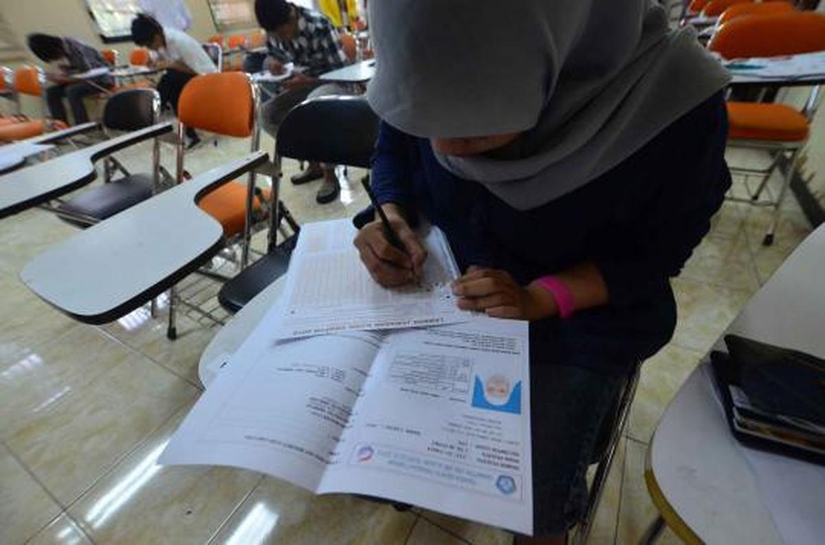 Peserta SNMPTN mengerjakan soal ujian