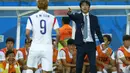 Pelatih Timnas Korea Selatan, Myung Bo Hong (kanan) memberikan instruksi kepada pemainnya, Heung Min Son, saat berlaga di babak penyisihan Piala Dunia 2014 Grup H, Pantanal Arena, Cuiaba, Brasil, (18/6/2014). (REUTERS/Eddie Keogh)