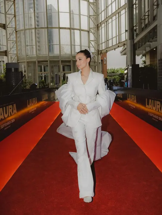 Lawan main Kevin Ardilova di film Laura ini kenakan suit warna putih dengan ekor panjang dan lengan model balon, yang di mana membuat penampilannya makin elegan. Sangat selaras, Amanda kenakan heels warna putih. Pakai aksesori berupa cincin di beberapa jarinya, kalung, hingga anting, tak heran jika Amanda Rawles sukses menjadi perhatian ketika berjalan di red carpet. (Liputan6.com/IG/@amandarawles)