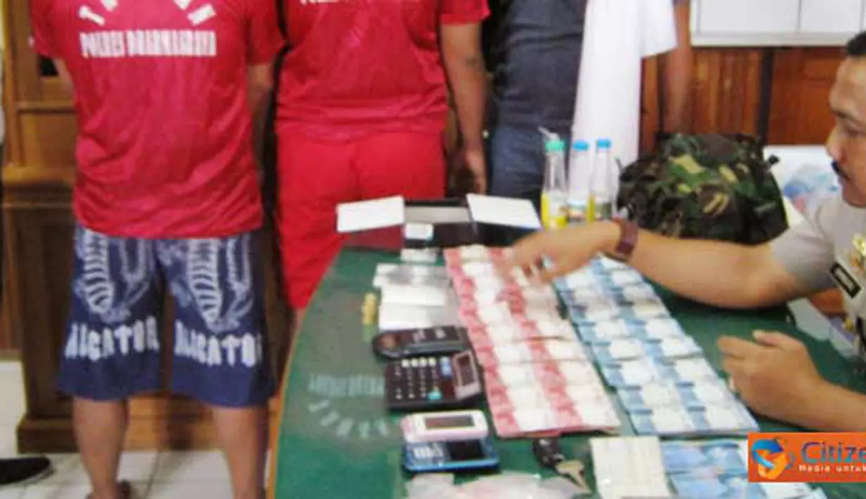 Citizen6, Sumbar: Kapolres Dharmasraya, AKBP Bambang Pristiwanto memperlihatkan barang bukti yang disita oleh Polisi, Minggu (10/4)(Pengirim: Eko Pangestu)