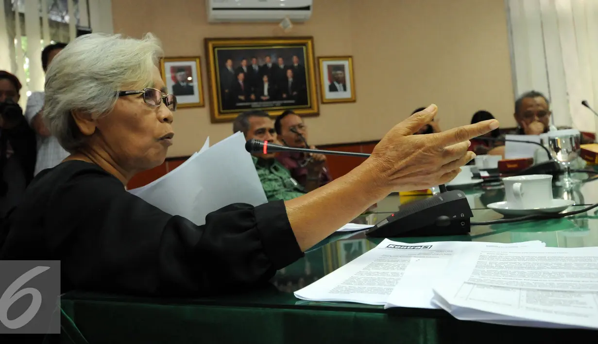 Keluarga korban pelanggaran HAM, Sumarsih membacakan aduan atas Jaksa Agung di kantor Komisi Kejaksaan, Jakarta, Jumat (11/3). Keluarga korban mengadukan Jaksa Agung dalam penyidikan perkara pelanggaran HAM berat. (Liputan6.com/Helmi Fithriansyah)