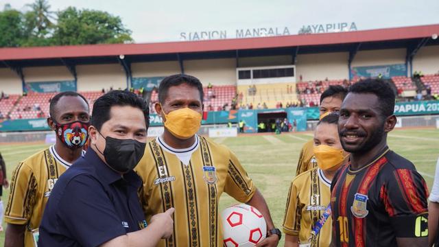Menteri BUMN Erick Thohir menonton secara langsung pertandingan sepak boleh putra PON XX Papua pada Minggu (3/10/2021). (Dok Istimewa)
