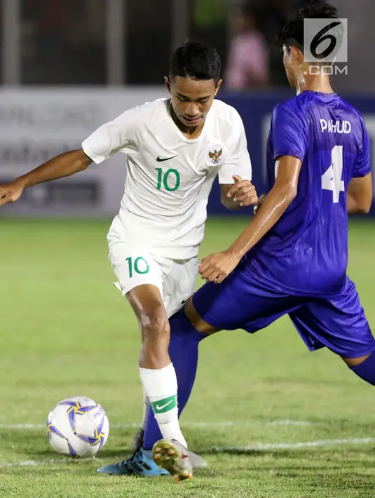 Pemain belakang Timnas Indonesia U-16, Marselino Ferdinan mencoba melewati adangan pemain Filipina U-16 pada laga kualifikasi Piala AFC U-16 2020 Grup G di Stadion Madya Gelora Bung Karno, Jakarta, Senin (16/9/2019). Indonesia U-16 unggul 4-0. (Liputan6.com/Helmi Fithriansyah)