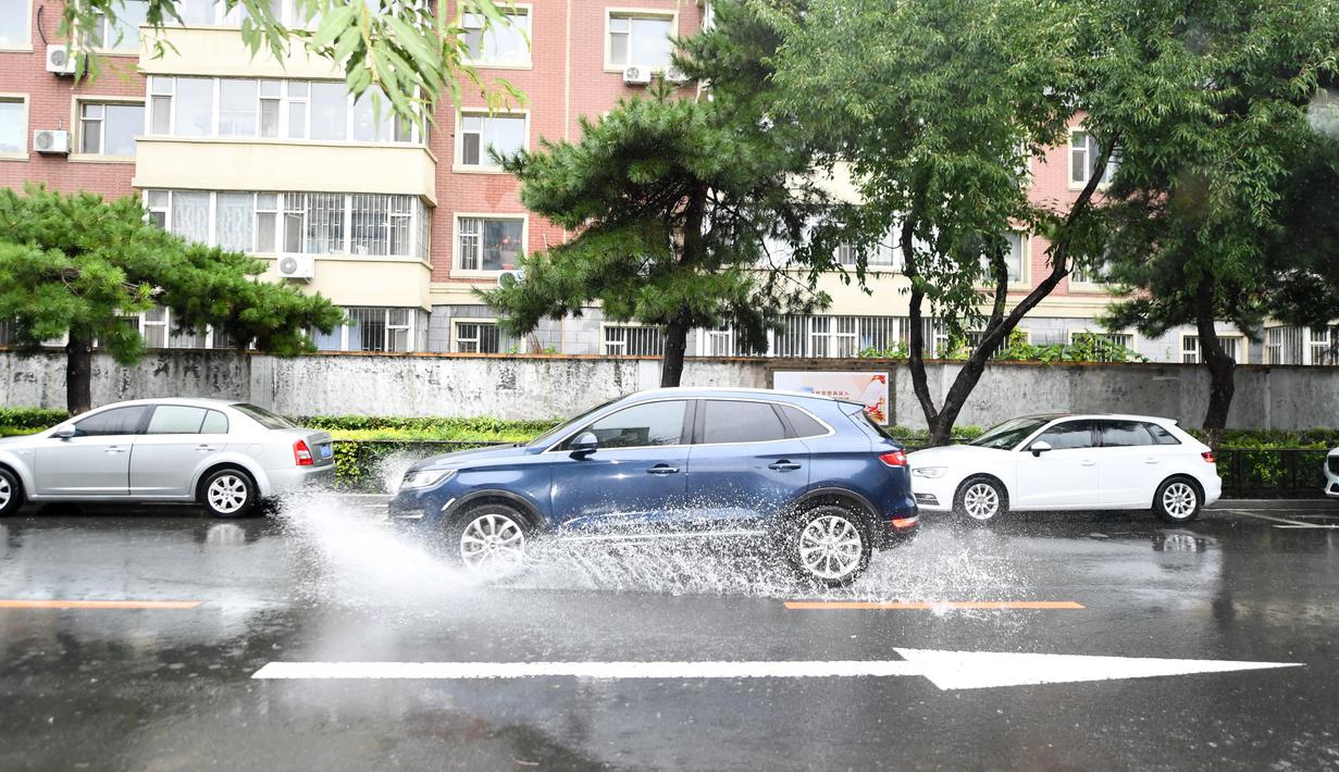 Mobil menerjang genangan usai hujan deras akibat Topan Haishen di Changchun, Provinsi Jilin, China, 8 September 2020. Kantor Pusat Pengendalian Banjir dan Bantuan Kekeringan Negara China menaikkan status tanggap darurat pengendalian banjir dan topan dari Level IV ke Level III. (Xinhua/Yan Linyun)