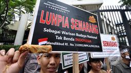 Seorang Aktivis menunjukan makanan khas semarang Lumpia kepada wartawan, Jakarta, Jumat (20/2/2015). Aktivis Semarang menggelar aksi memprotes makanan khas Kota Semarang Lumpia yang diklaim sebagai produk Malaysia. (Liputan6.com/Faizal Fanani)