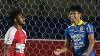 Gelandang Persipura Jayapura, Imanuel Wanggai, tampak kecewa usai gagal membobol gawang Persib Bandung pada laga Liga 1 2019 di Stadion Si Jalak Harupat, Bandung, Sabtu (18/5). Persib menang 3-0 atas Persipura. (Bola.com/M. Iqbal Ichsan)