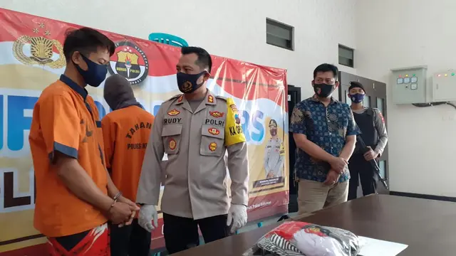 Dua pemuda di Kebumen dibekuk polisi lantaran diduga merudapaksa seorang gadis bergiliran karena kerap menonton film porno Jepang. (Foto: Liputan6.com/Polres Kebumen)