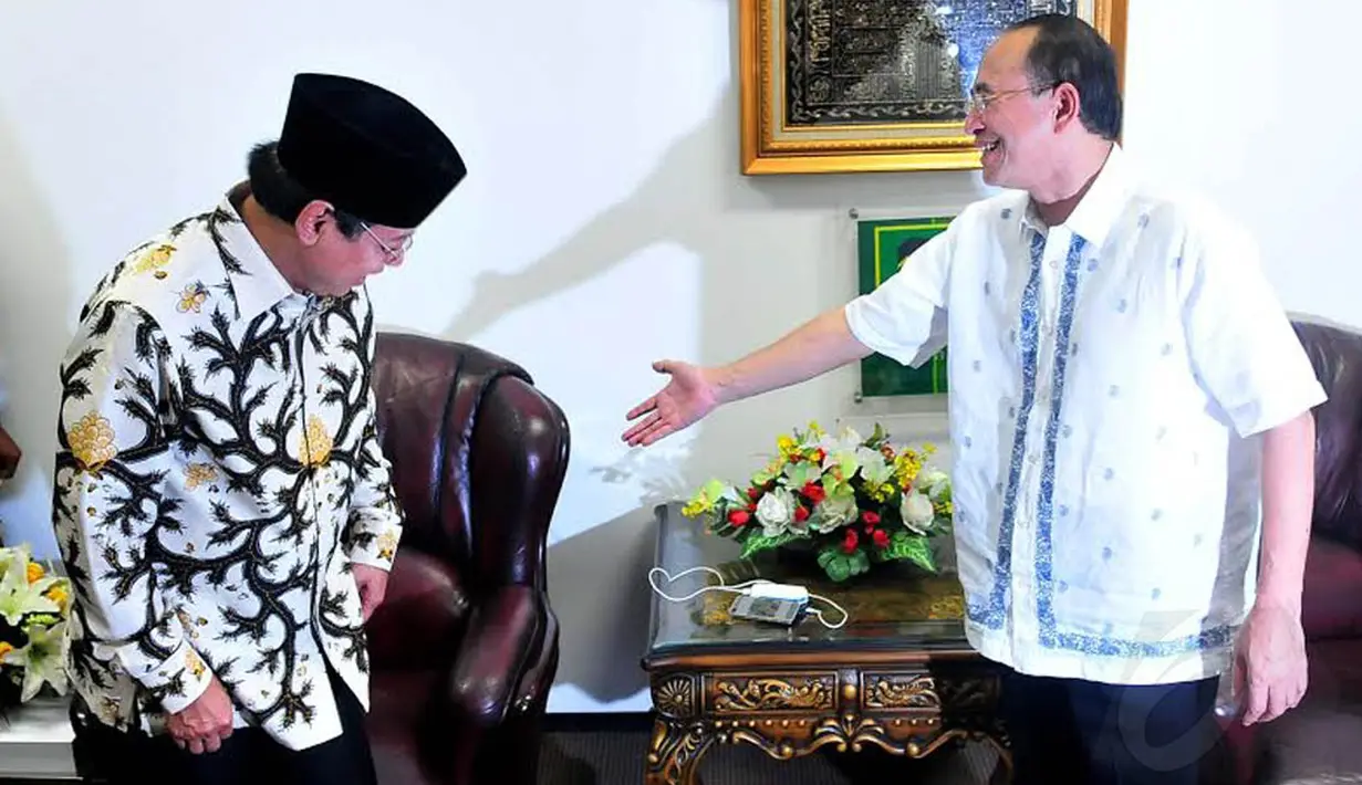 Ketua PPP versi Muktamar Jakarta, Djan Faridz disambut Suryadharma Ali   saat mengunjungi kantor DPP, Minggu (02/11/14) (Liputan6.com/Johan Tallo)