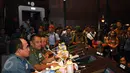 Panglima TNI, Jenderal TNI Gatot Nurmantyo (kedua kiri) memberikan keterangan usai Rapat Pimpinan TNI 2016 di Cilangkap Jakarta, Jumat (18/12/2015). Rapim bertujuan meningkatkan loyalitas, moralitas dan integritas TNI. (Liputan6.com/Helmi Fithriansyah)