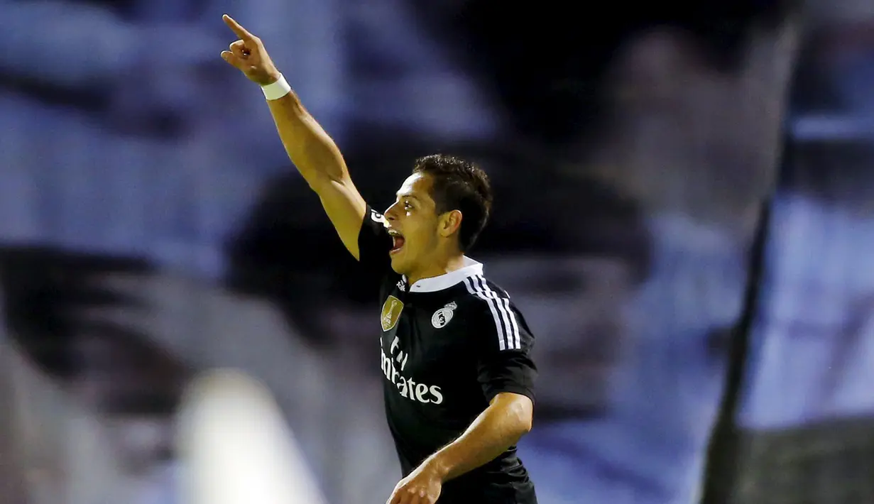 Penyerang Real Madrid, Javier Hernandez  merayakan selebrasi usai mencetak gol ke gawang Celta Vigo pada laga Liga Spanyol di Stadion Balaidos , Spanyol, Senin (27/4/2015). Real Madrid menang 4-2 atas Celta Vigo. (REUTERS/Miguel Vidal)