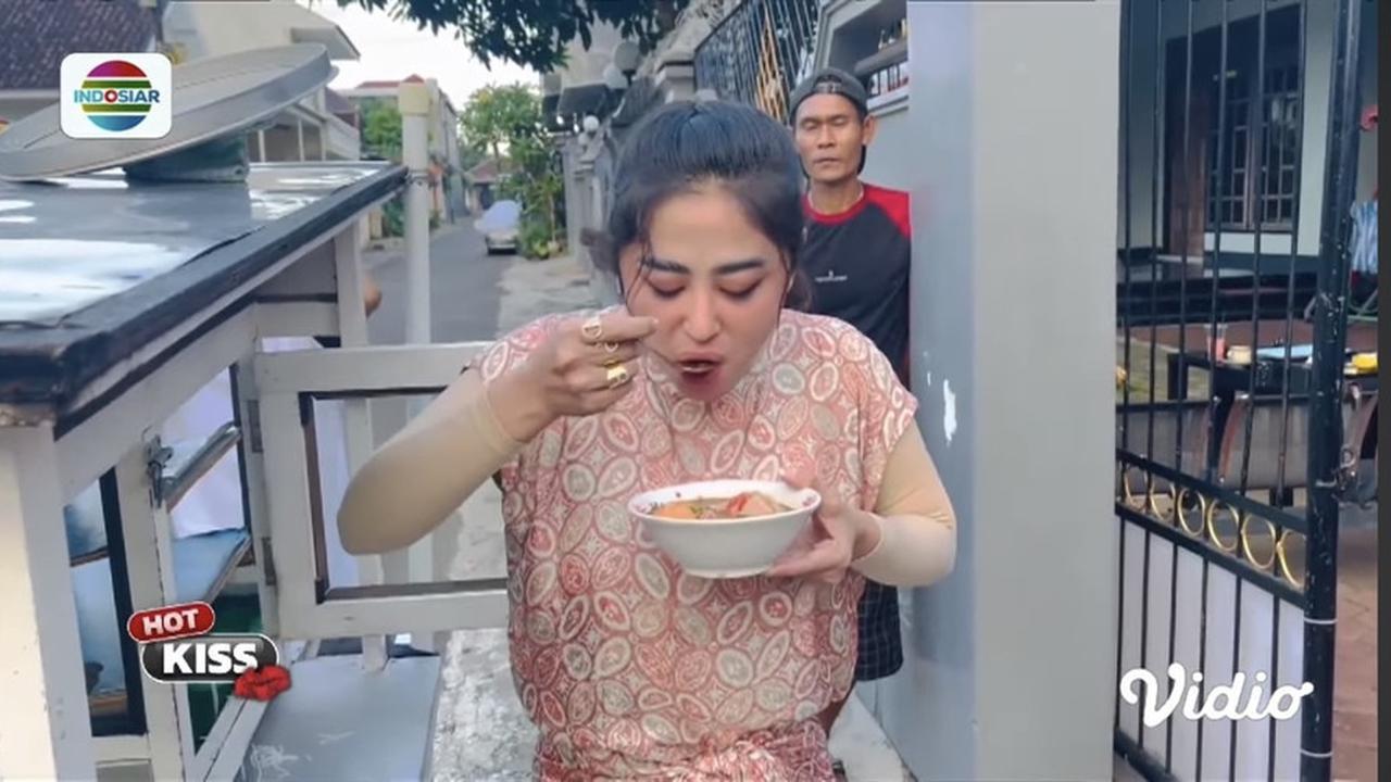 Ayu Ting Ting dan Dewi Perssik Santap Kulineran di Pinggir Jalan