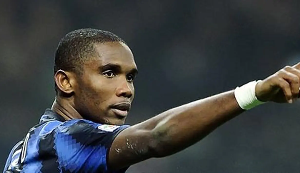Selebrasi striker Inter Milan Samuel Eto'o yang menyumbang dua gol saat mengalahkan Bologna 4-1 dalam partai lanjutan Serie A di Stadio Giuseppe Meazza, 15 Januari 2011. AFP PHOTO/Filippo MONTEFORTE 