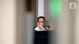 Direktur Utama PT Mabua Harley Davidson, Djonnie Rahmat berada di ruang tunggu KPK sebelum menjalani pemeriksaan di Jakarta, Selasa (4/2/2020). Djonnie Rahmat dipanggil untuk diperiksa sebagai saksi kasus suap pengadaan pesawat dan mesin pesawat Garuda Indonesia. (merdeka.com/Dwi Narwoko)
